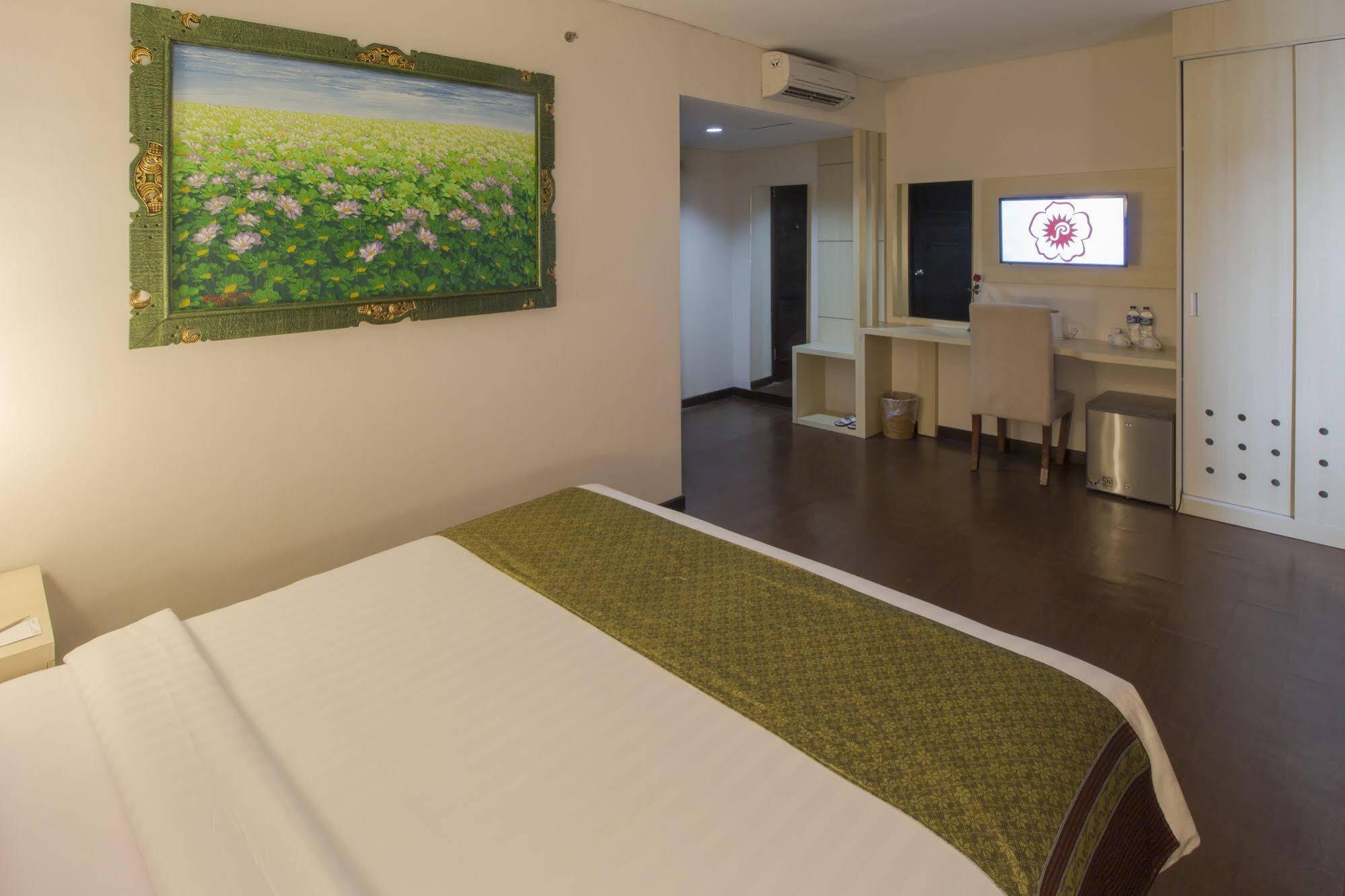 Grand Puri Saron Hotel Malioboro Джок'якарта Екстер'єр фото