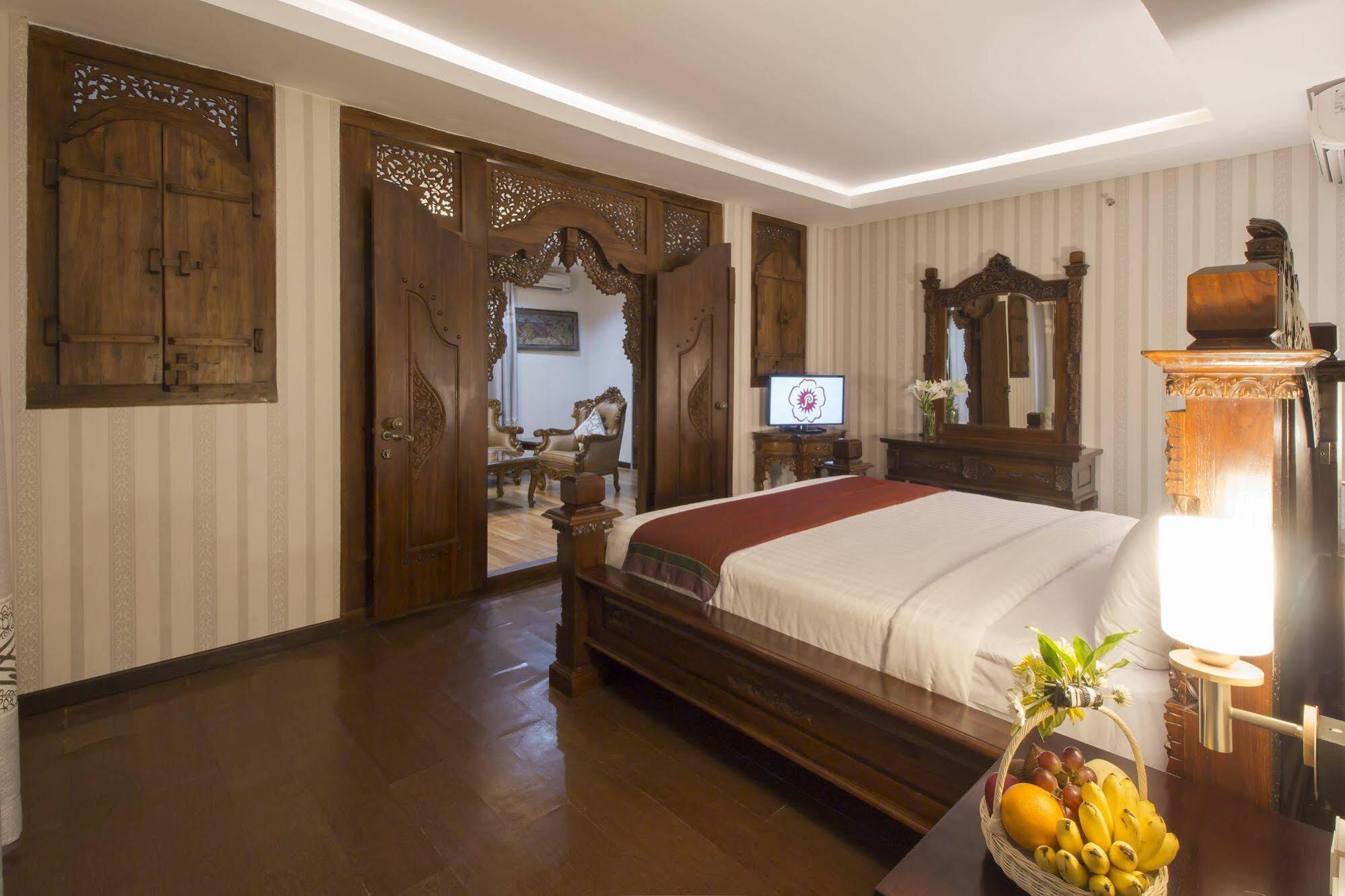Grand Puri Saron Hotel Malioboro Джок'якарта Екстер'єр фото