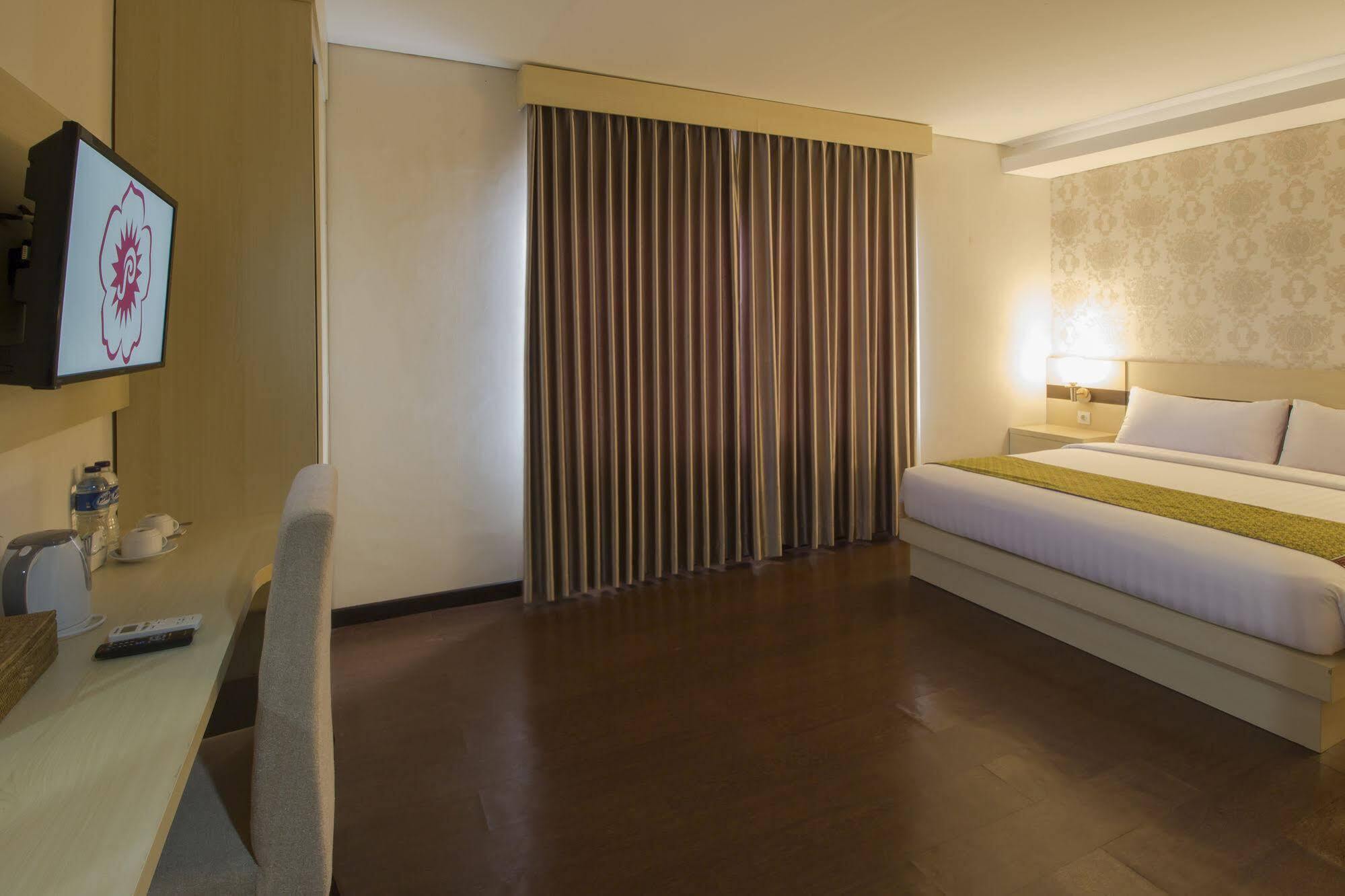 Grand Puri Saron Hotel Malioboro Джок'якарта Екстер'єр фото