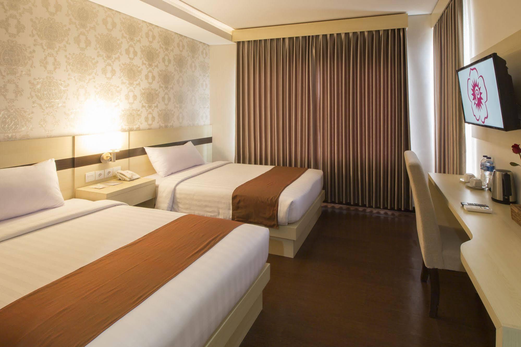 Grand Puri Saron Hotel Malioboro Джок'якарта Екстер'єр фото