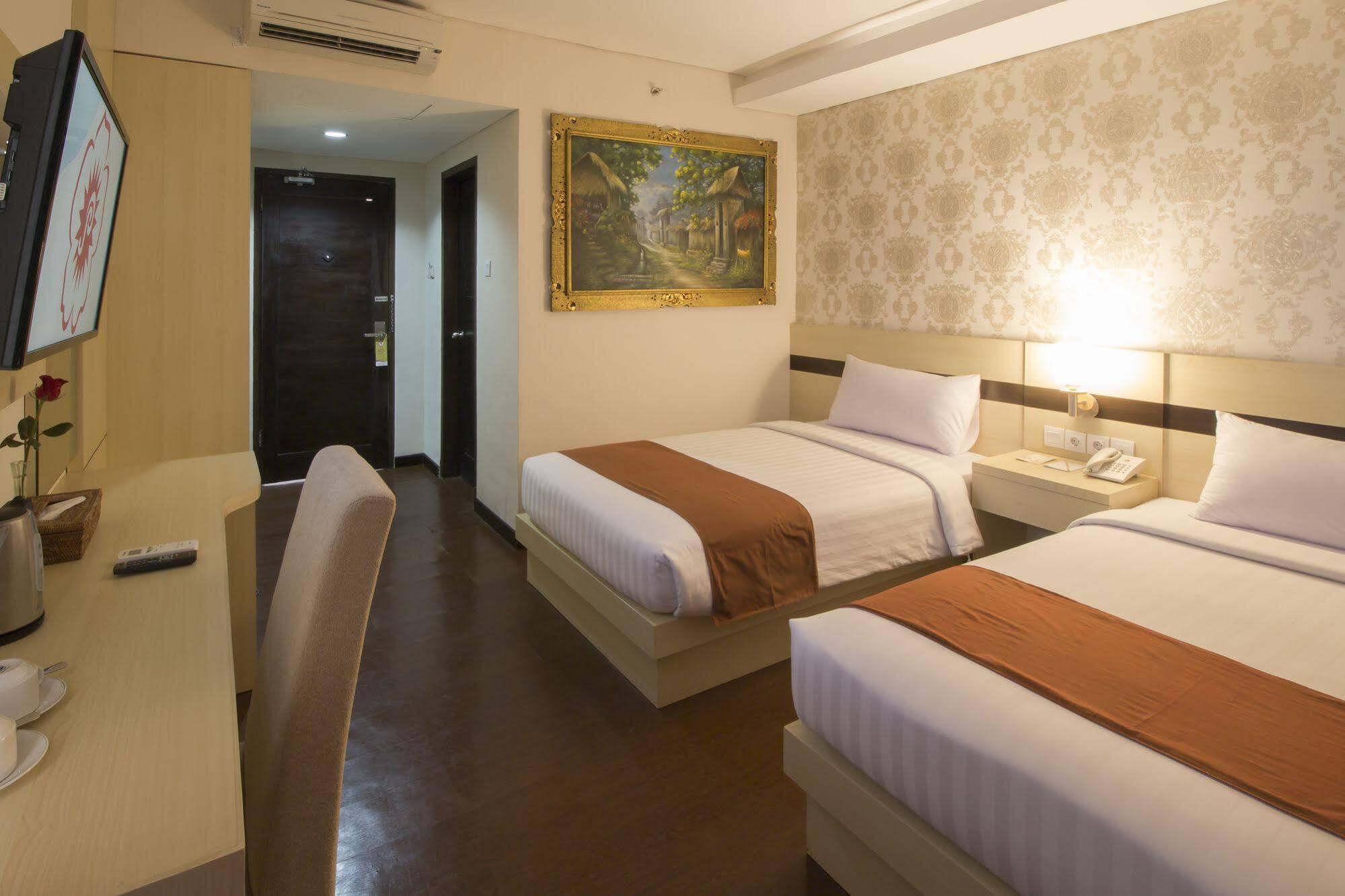 Grand Puri Saron Hotel Malioboro Джок'якарта Екстер'єр фото