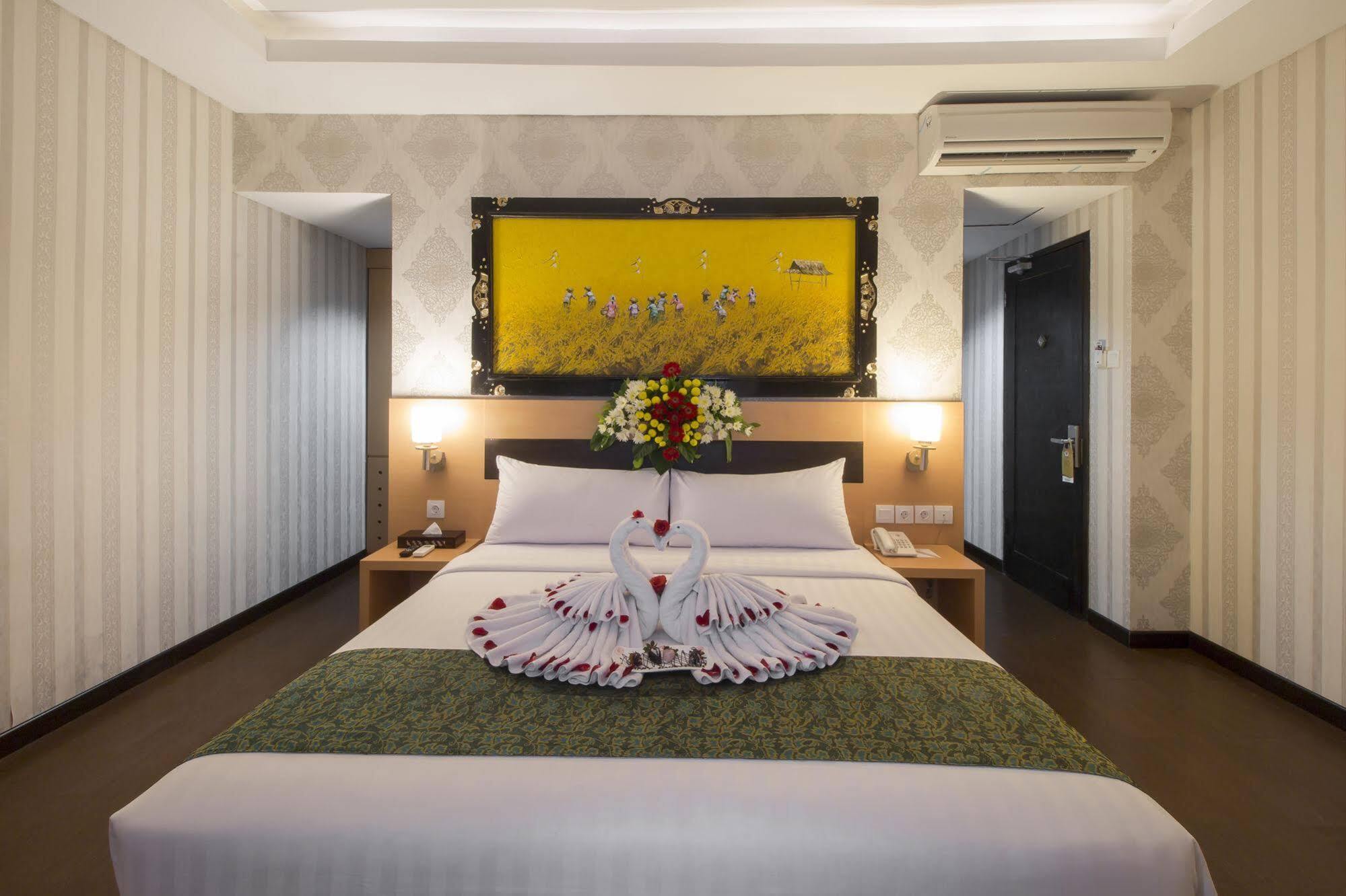 Grand Puri Saron Hotel Malioboro Джок'якарта Екстер'єр фото
