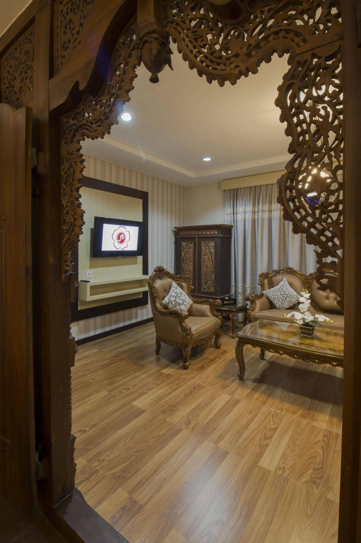 Grand Puri Saron Hotel Malioboro Джок'якарта Екстер'єр фото