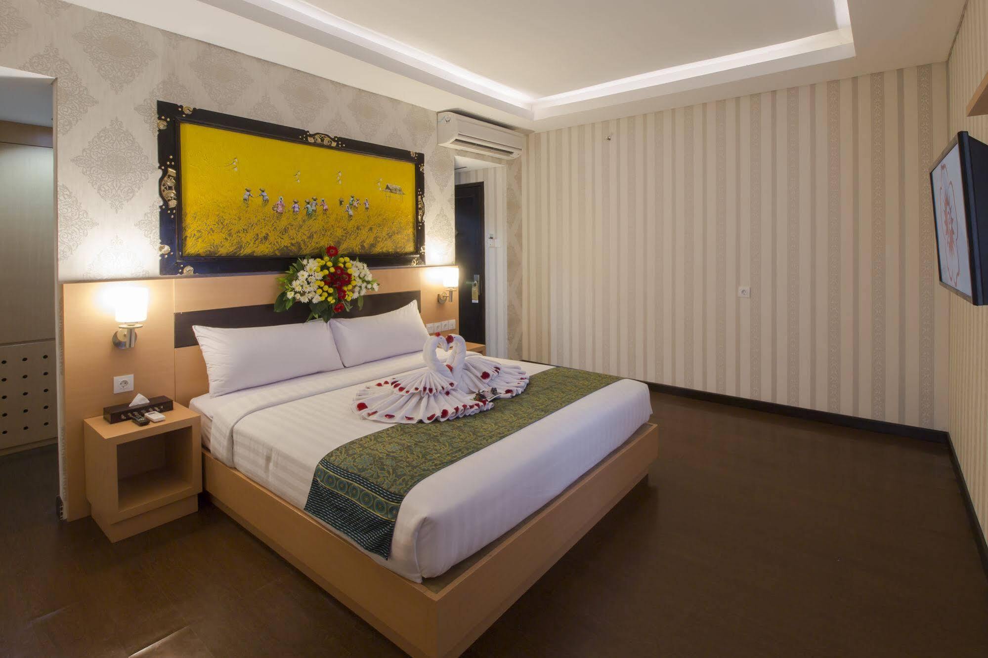 Grand Puri Saron Hotel Malioboro Джок'якарта Екстер'єр фото