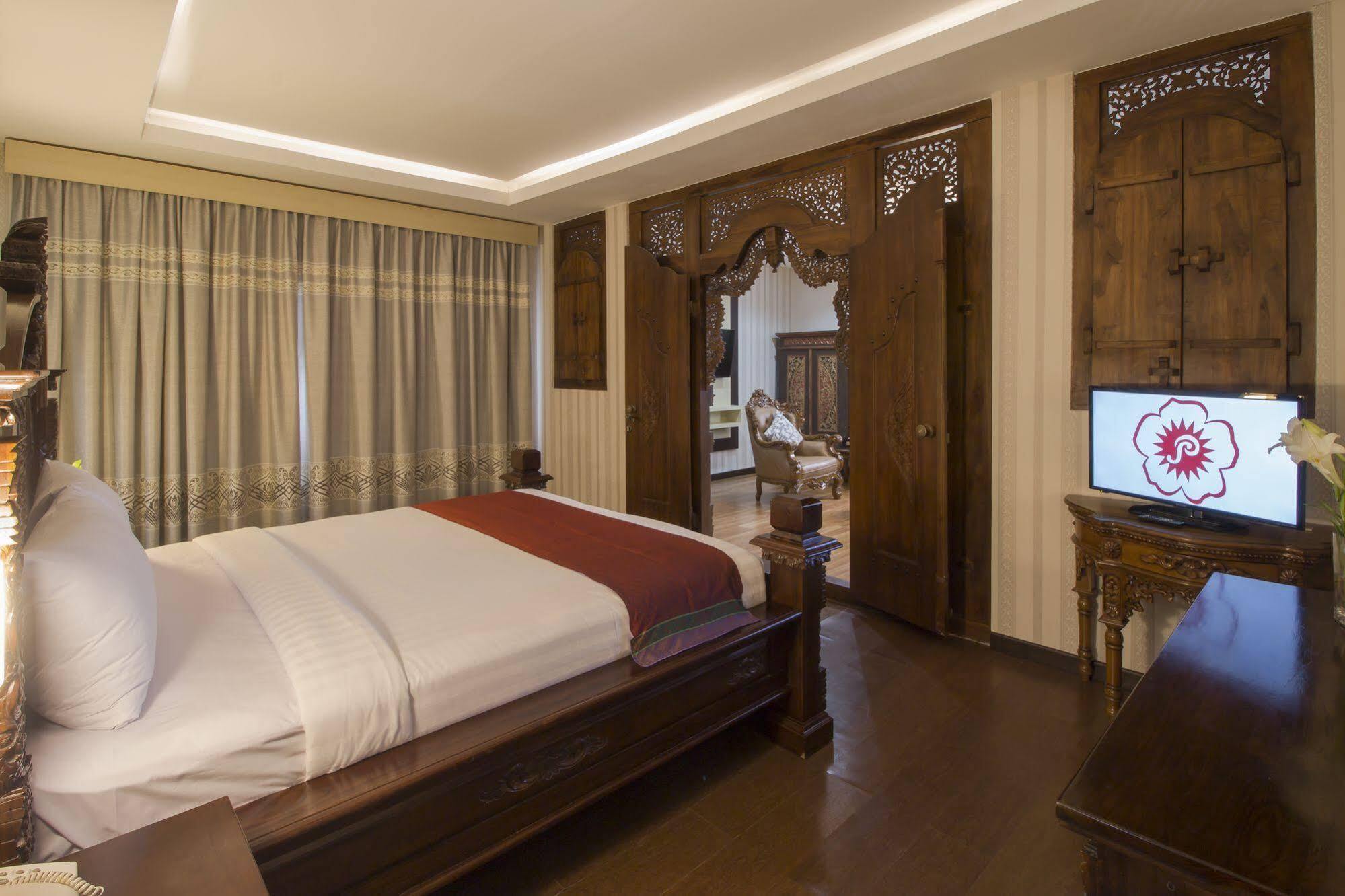 Grand Puri Saron Hotel Malioboro Джок'якарта Екстер'єр фото
