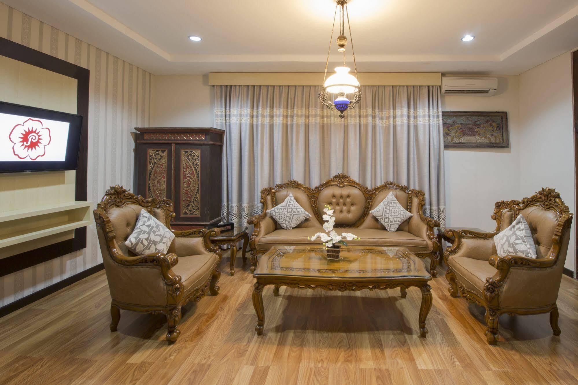 Grand Puri Saron Hotel Malioboro Джок'якарта Екстер'єр фото